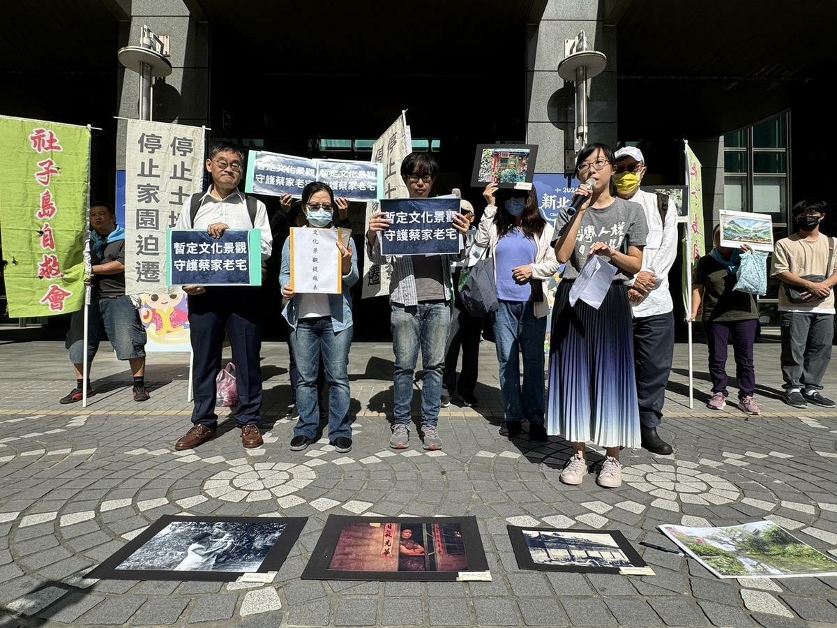 由新北市文史學會領銜，新店區居民今（4）天於新北市政府門口召開陳情記者會。 圖：台灣人權促進會提供