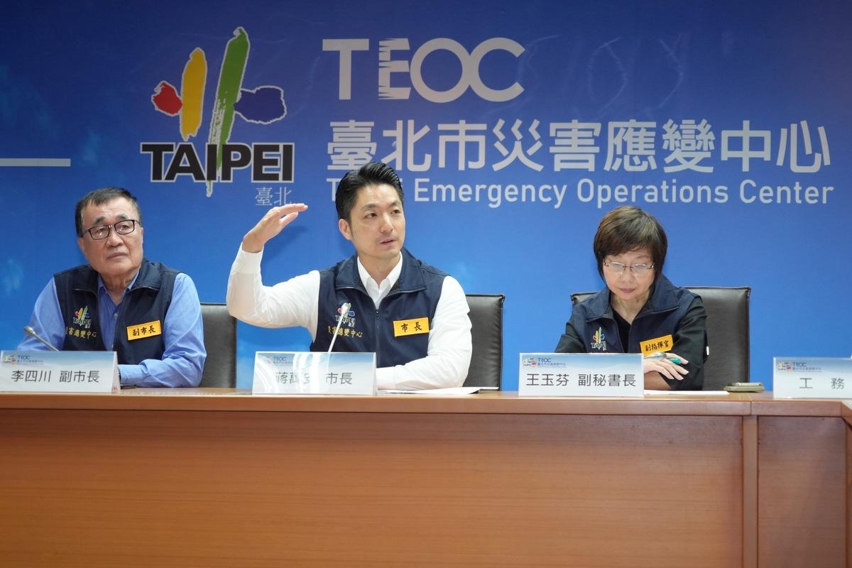 台北市長蔣萬安（中）上午赴北市府康芮颱風災後復原第4次工作會報。 圖：台北市政府 / 提供