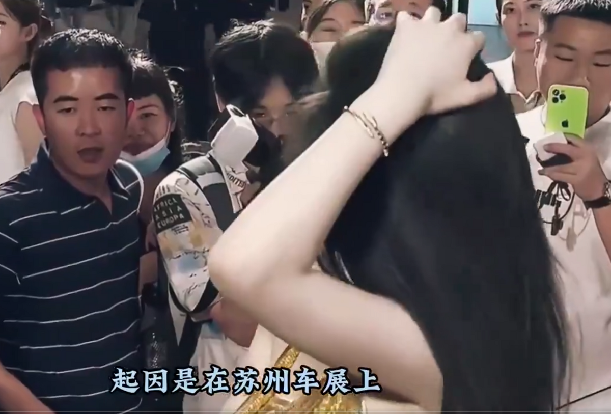 最近 1 名身穿條紋衣的男子成為中國網友關注焦點，而令他成為熱門對象的契機，竟是在車展上看美女時，被周圍的人錄下來。 圖：翻攝自 DRV2024 X 帳號