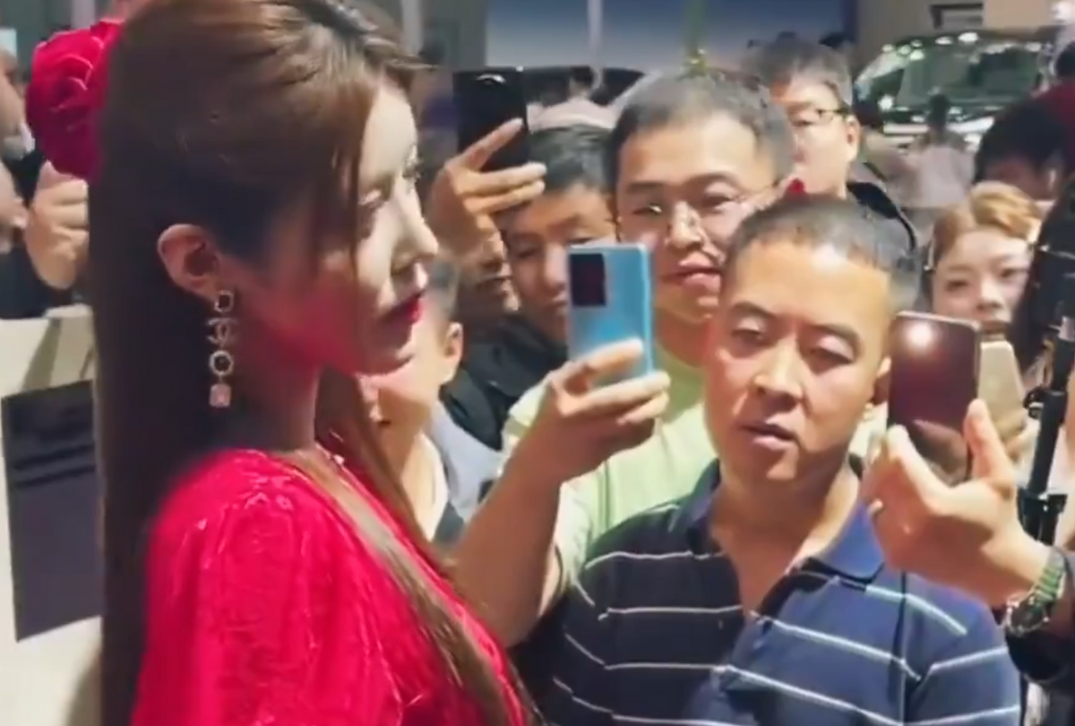 最近 1 名身穿條紋衣的男子成為中國網友關注焦點，而令他成為熱門對象的契機，竟是在車展上看美女時，被周圍的人錄下來。 圖：翻攝自 DRV2024 X 帳號