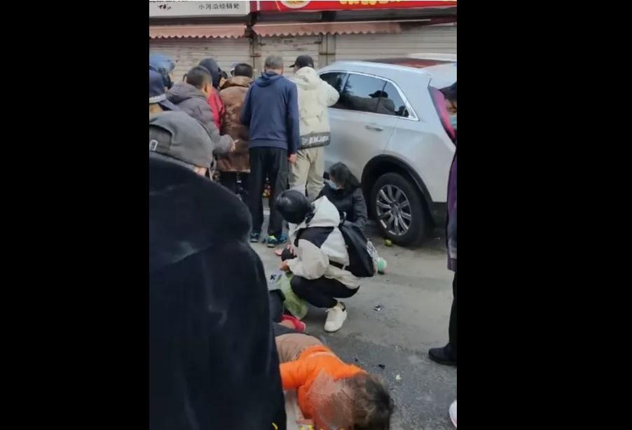 遼寧省瀋陽市一處「網紅早市」 4 日清晨發生車禍事故，多位民眾被撞倒在地。 圖：翻攝自 新黃河
