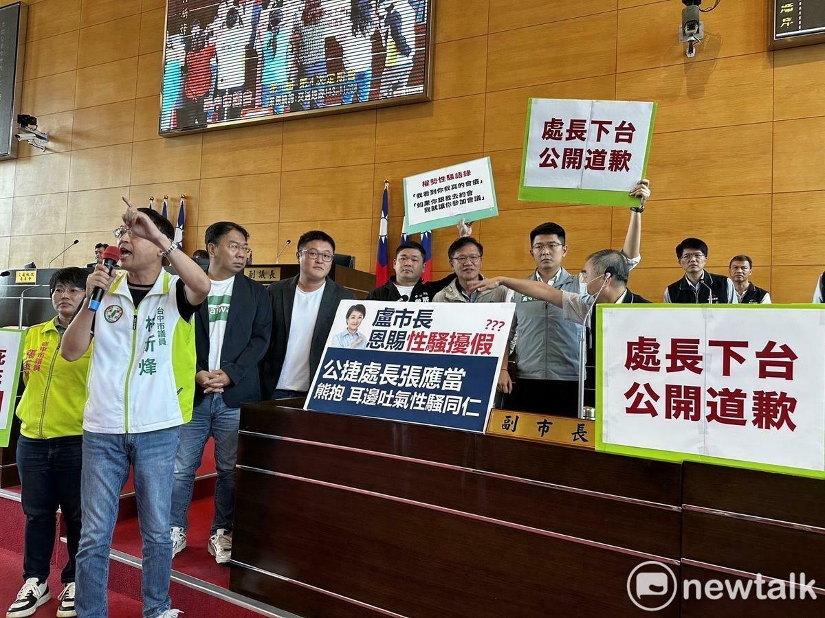 民進黨台中市議員黃守達等人今（4）日在市議會質詢時公開揭發市府公共運輸及捷運工程處長張應當長期對女部屬性騷擾，至少有5名受害女性。 圖：唐復年/  攝