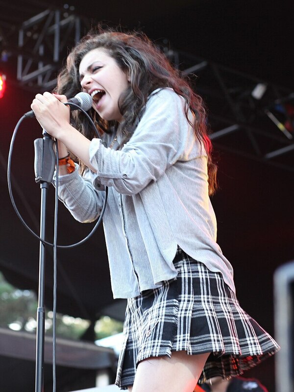 英國流行歌手酷娃恰莉（Charli XCX）爆火專輯「brat」，被柯林斯詞典選為 2024 年度詞彙 圖：翻攝自維基百科