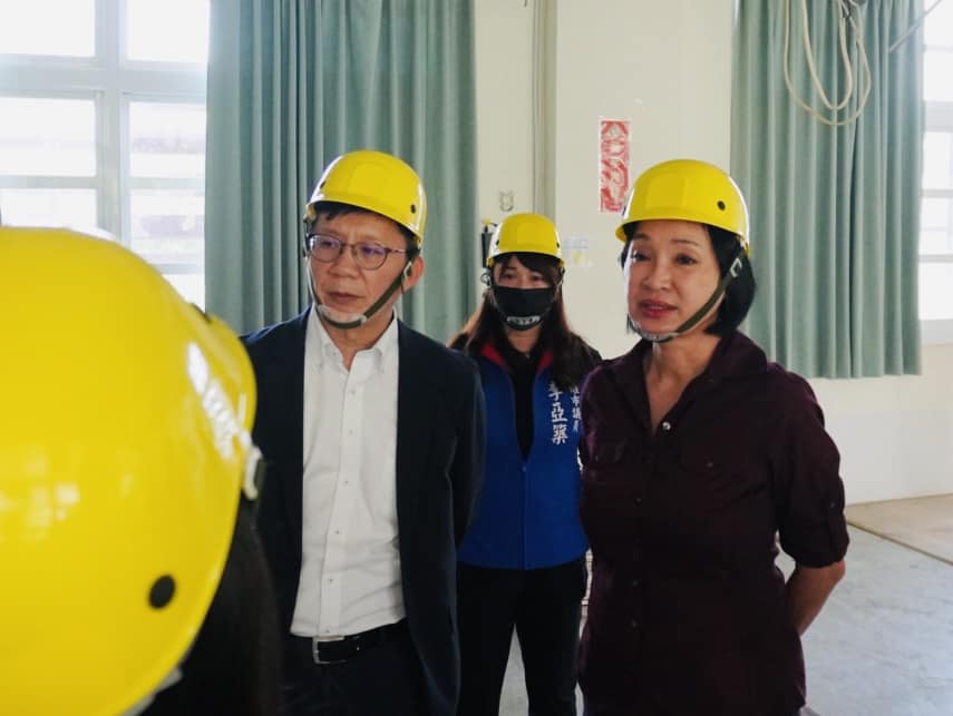 柯志恩(右)與張廖萬堅(左)走訪高雄四所國中小。 圖：柯志恩辦公室提供