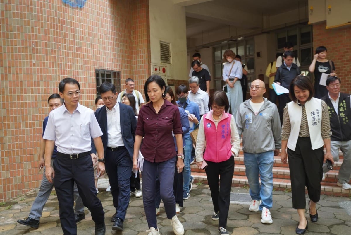 柯志恩(左三)考察高雄市學校基礎設施使用現況。 圖：柯志恩辦公室提供