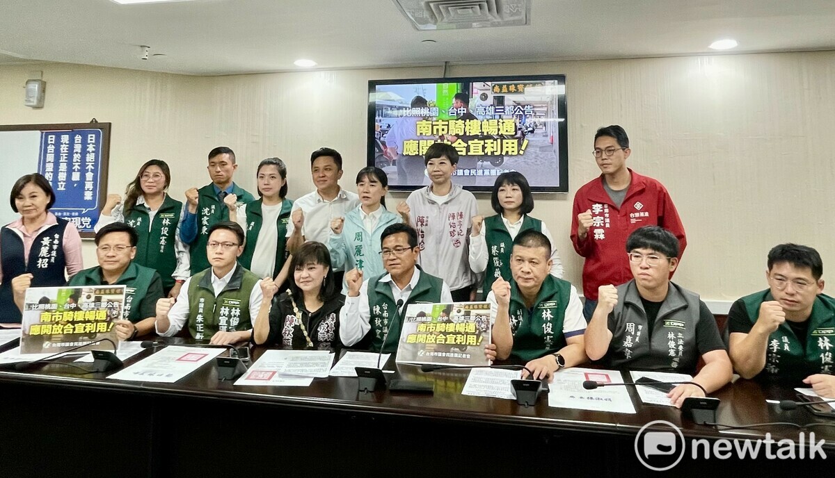 台南市議會民進黨團今日舉行記者會，要求台南市政府交通局，參考桃園2020年鄭文燦市長、台中2015年林佳龍市長及高雄2022年陳其邁市長的做法，儘速完成「騎樓暢通行人空間，其餘範圍得做合宜使用」相關之公告。 圖：黃博郎／攝