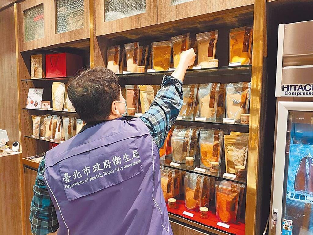 台北市教育局表示，新北市衛生局驗出含蘇丹紅的「飛馬牌特調咖哩粉」疑似有3間學校團膳使用，已立即下架。示意圖。 圖：台北市衛生局提供