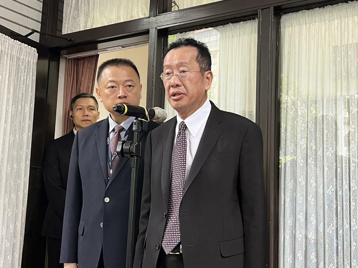 國防部長顧立雄指出，陸軍新兵在實戰化訓練配槍屬正常，子彈則是訓練時撿到空包彈。 圖：金大鈞/攝