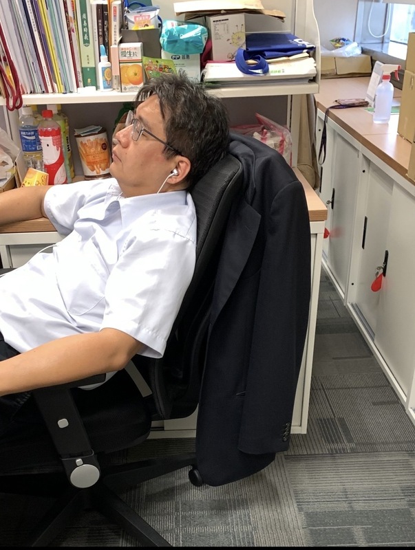 國民黨團爆料，賴清德政府酬庸進資策會擔任資深規畫師的吳堂成，上班都在睡覺、打混。 圖：國民黨立法院黨團/提供