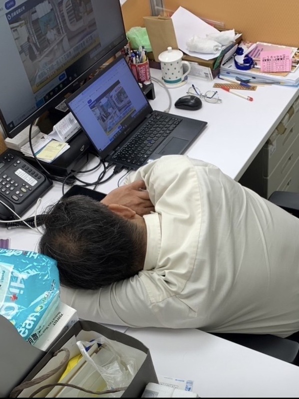 國民黨團爆料，賴清德政府酬庸進資策會擔任資深規畫師的吳堂成，上班都在睡覺、打混。 圖：國民黨立法院黨團/提供