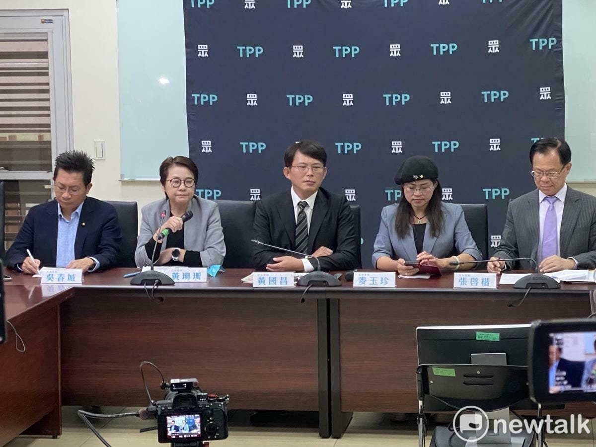民眾黨團上午召開「總預算案卡關有解方？民進黨別再自己卡自己」記者會，總召黃國昌（中）、副總召吳春城（左1）、幹事長麥玉珍（右2）、立委張啓楷（右1）、黃珊珊（左2）出席。 圖：周煊惠 / 攝
