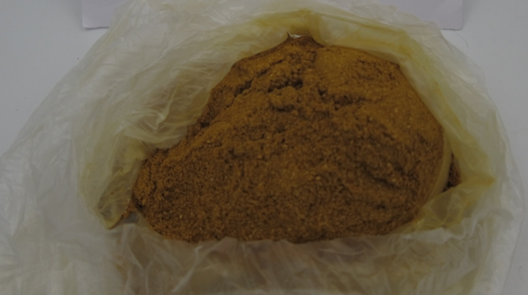 高雄市公司進口薑黃粉含禁色素，已售5714公斤，衛生局調查中，涉事產品正回收。(圖為印度薑黃粉示意) 圖：食藥署／提供