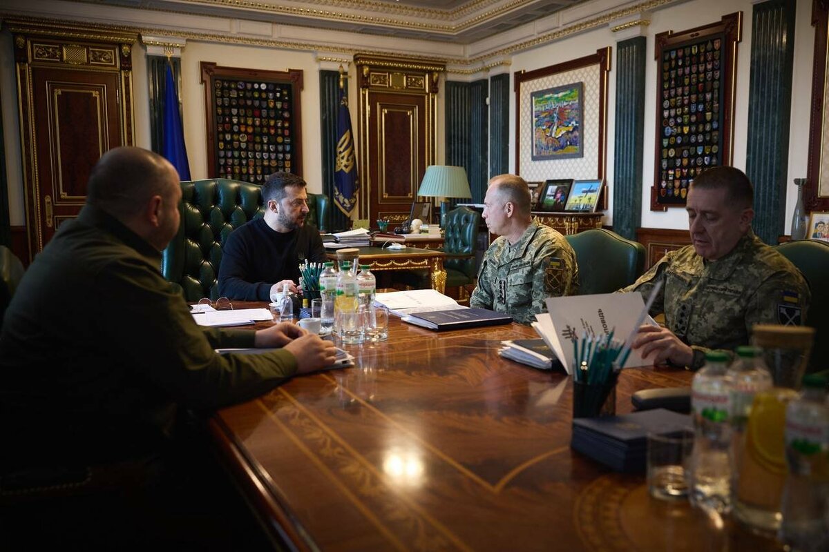 澤連斯基與烏克蘭武裝部隊總司令瑟爾斯基（Oleksandr Syrskyi）、總參謀長巴爾吉列維奇（Anatoliy Barhylevych）、國防部長烏梅洛夫（Rustem Umerov）開會討論了前線戰況。 圖：X @NOELreports
