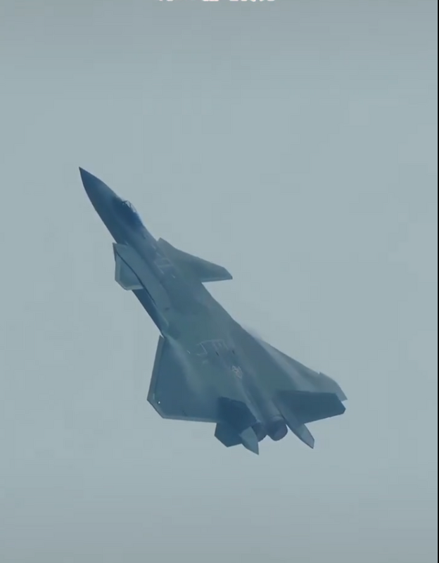 中國殲-20 懸空轉身並原地掉頭。 圖：翻攝自曦月 X 帳號