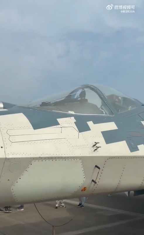 民眾圍觀俄羅斯 Su-57。 圖：翻攝自 Dr. Bo X 帳號