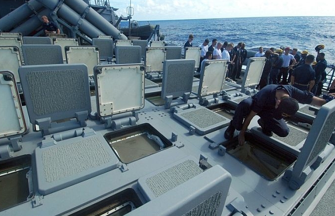 美國海軍工作人員檢視MK41 垂直發射系統。 圖 : 翻攝自mdc.idv.tw