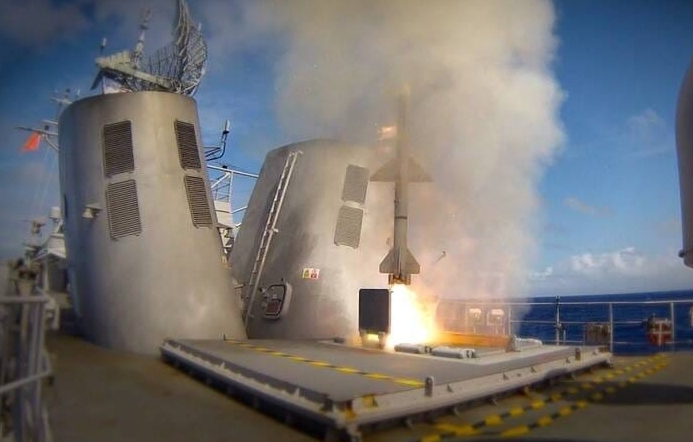 一艘澳洲海軍紐澳軍團級（Anzac class）巡防艦發射RIM-7P海麻雀防空飛彈。 圖 : 翻攝自mdc.idv.tw