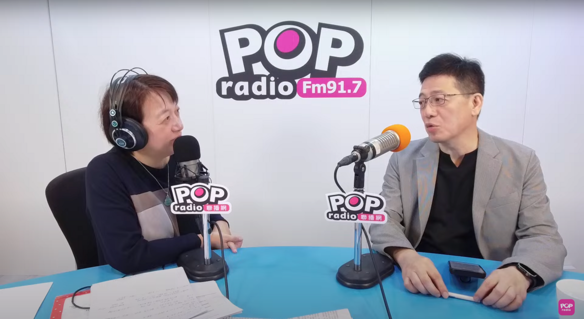 謝立功（右）接受邱明玉（左）在POP Radio《POP搶先爆》專訪。 圖：翻攝自POP Radio YT