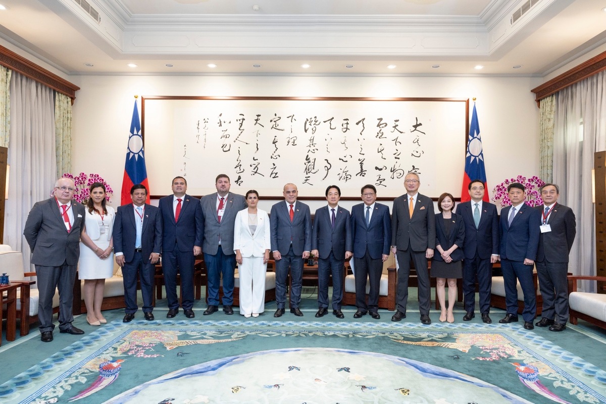 總統賴清德接見巴拉圭國會暨參議院議長努內斯伉儷訪問團。 圖：總統府提供