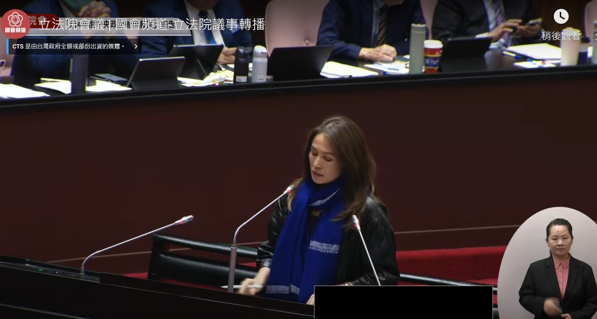 立法院邀請行政院長卓榮泰進行專案報告，但無黨籍立委高金素梅不讓卓榮泰上台。 圖：擷取自國會頻道