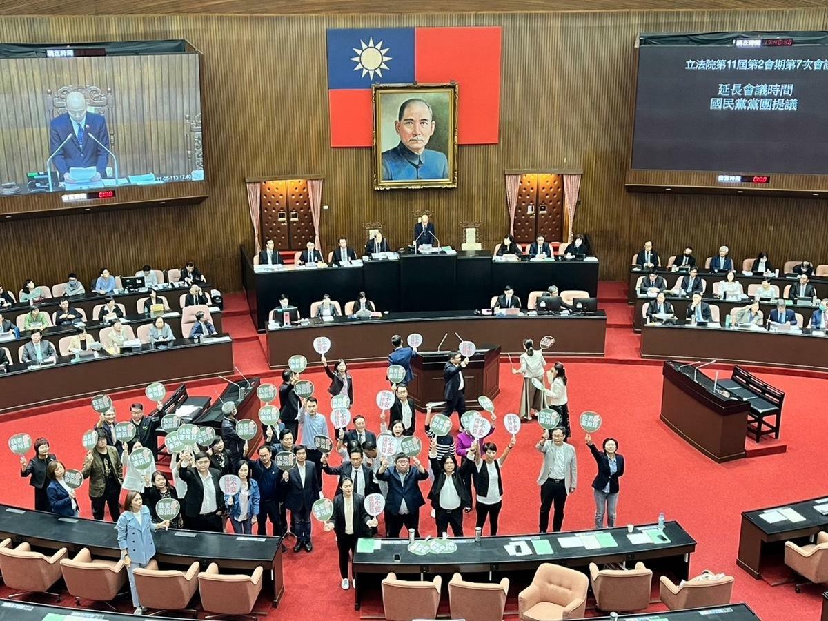 立法院會5日延長開會，將持續針對總預算協商，綠委高舉「我要審預算」訴求。 圖：金大鈞/攝