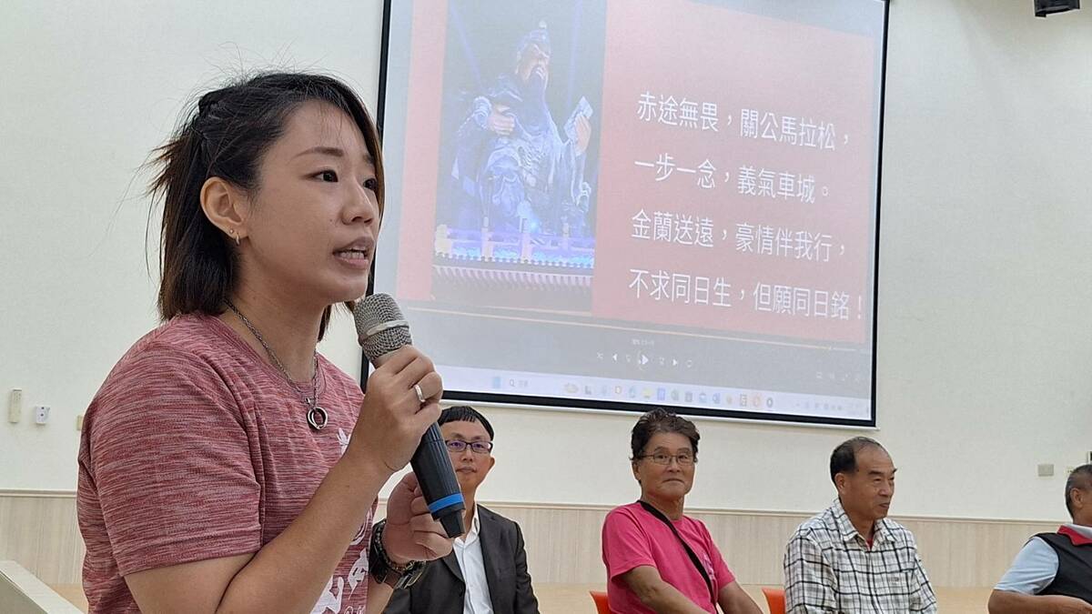2007世界盃空手道錦標賽第三名林萱琳(左一)擔任第二屆關公馬賽事活動代言人。 圖：車城統埔鎮安宮提供