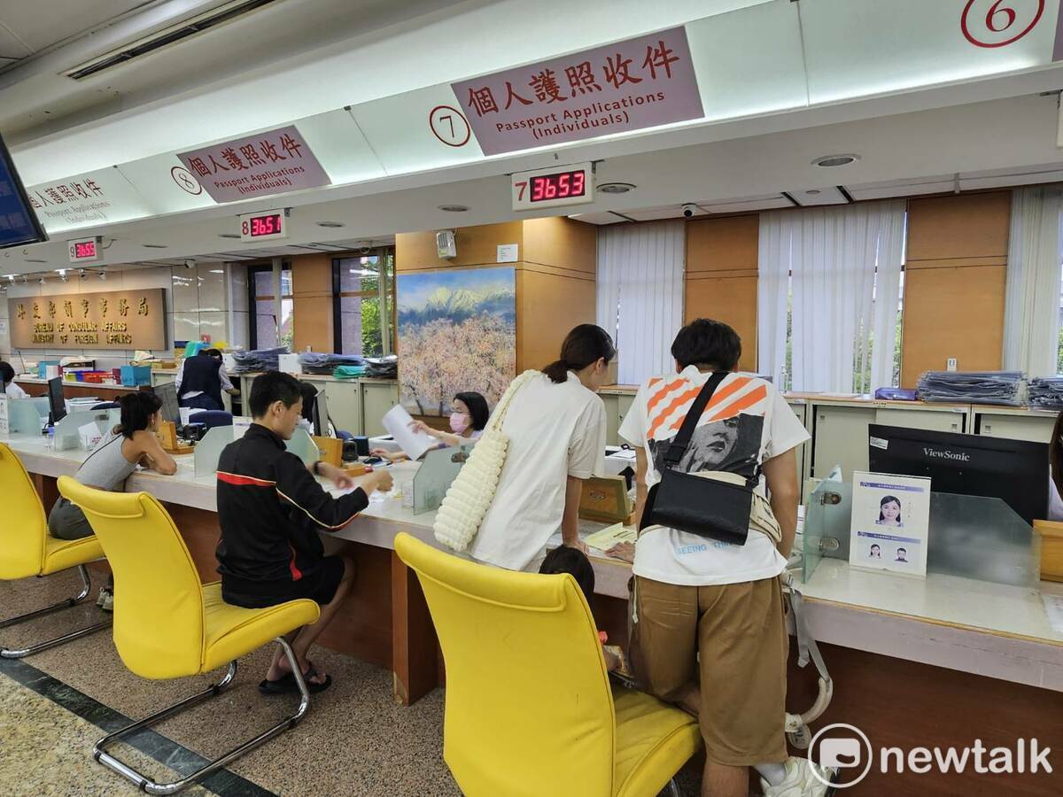 外交部開辦「有條件式線上申換護照」條件再放寬，符合條件的民眾在家就可以申請換發護照。 圖：林昀真/攝