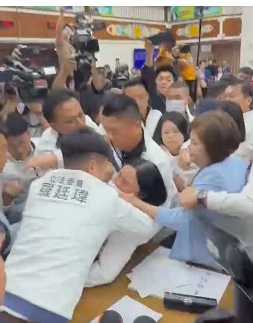 立法院財政委員會再爆衝突。 圖：傅崐萁辦公室/提供