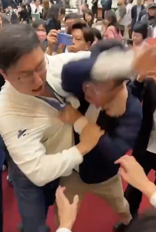 立法院財政委員會再爆衝突。 圖：傅崐萁辦公室/提供