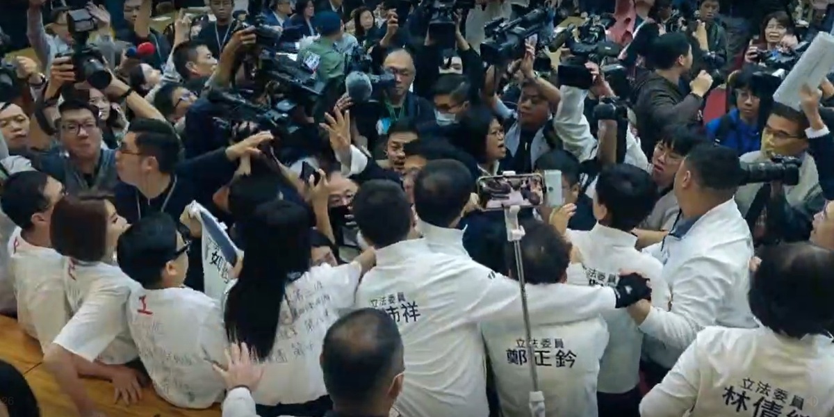 立法院財政委員會再爆衝突。 圖：傅崐萁辦公室/提供