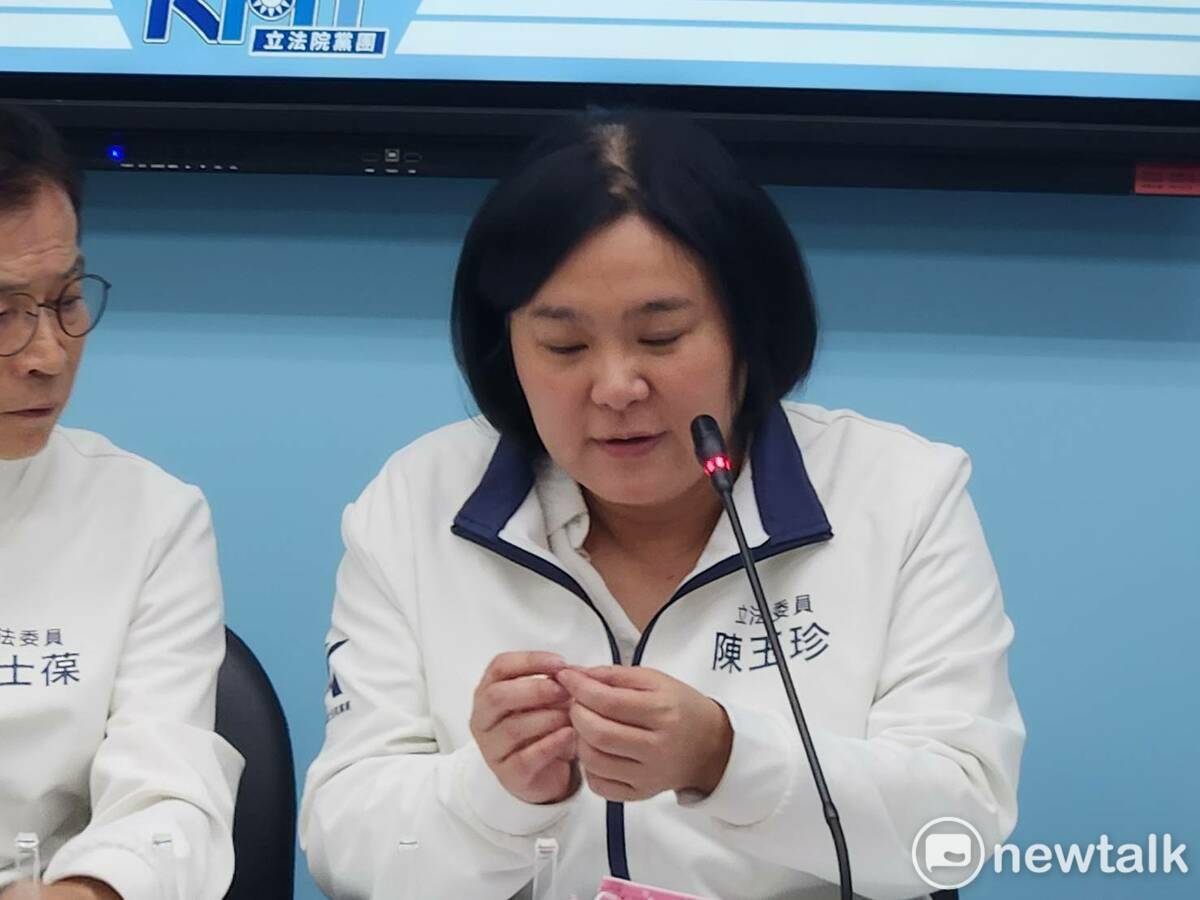 國民黨立委陳玉珍秀出被打斷的牙齒。 圖：黃建豪/攝