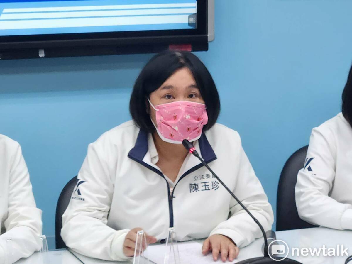 陳玉珍因為門牙斷裂，戴著口罩召開記者會。 圖：黃建豪/攝