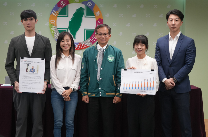 民進黨由吳崢（右起）、劉彥伶、曾資程、施乃如、歐陽霆舉行「大新竹建設不能等 呼籲藍白速審總預算」記者會。 圖：民進黨提供