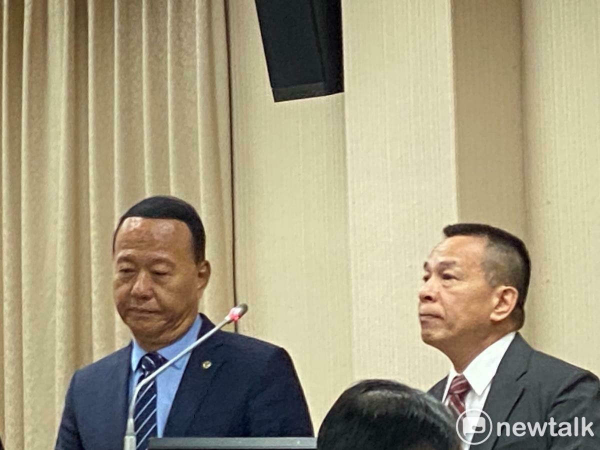 國防部副部長柏鴻輝（左）與軍備局長林文祥中將。 圖：林朝億/攝