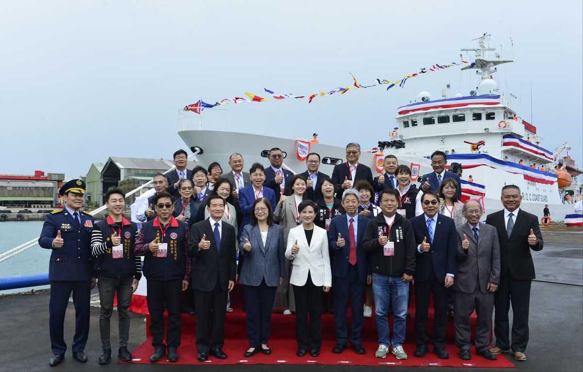 行政院副院長鄭麗君6日主持海巡署1000噸級巡防救難艦第3艦「連江艦(CG-1005)」交艦儀式。右為海委會主委管碧玲，左為台船公司董事長黃正弘。 圖：台船公司提供