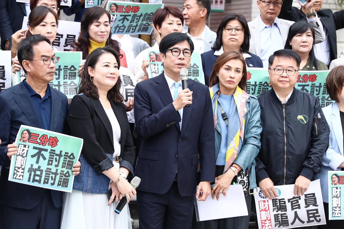 陳其邁(前排中)對未能在財委會充分表達地方意見表示遺憾。 圖：高雄市政府提供
