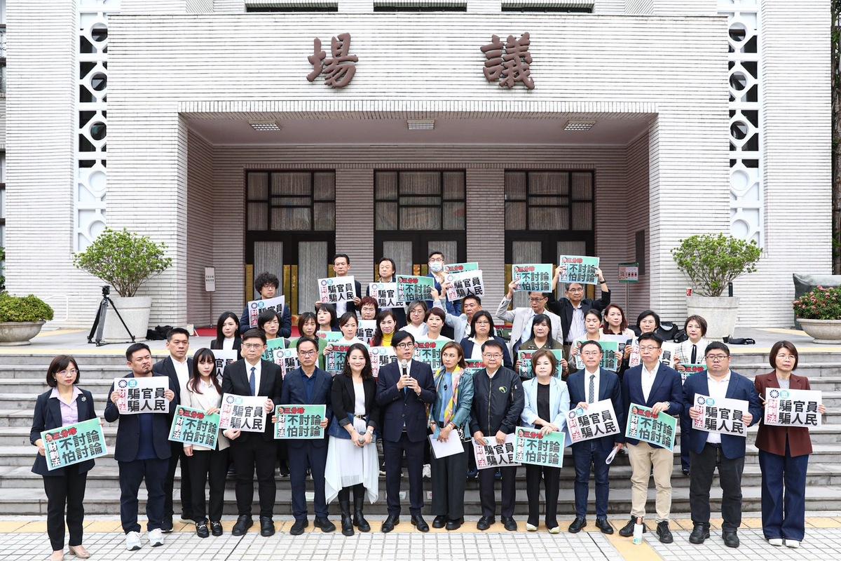 民進黨立委在立法院議場外反對國民黨版本的法劃法。 圖：高雄市政府提供