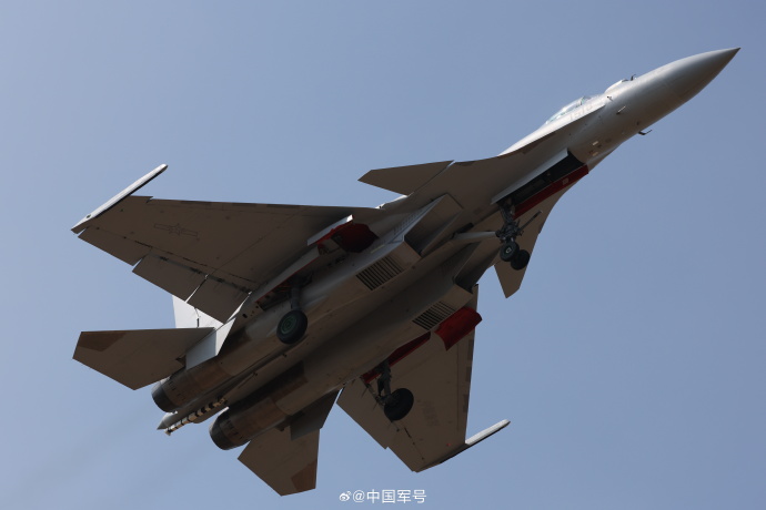 中國官宣新航艦艦載機「殲-15T」飛抵珠海，將首度參加珠海航展。 圖：翻攝「微博」@中國軍號