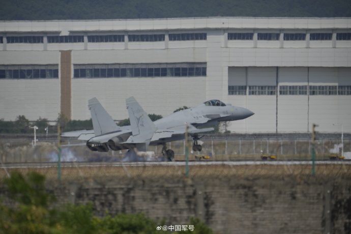 中國官宣新航艦艦載機「殲-15T」飛抵珠海，將首度參加珠海航展。 圖：翻攝「微博」@中國軍號