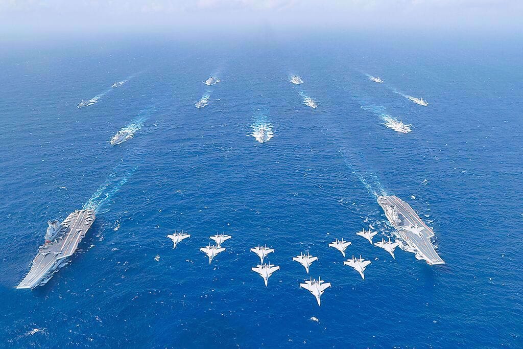 山東艦、遼寧艦雙航艦聯合操演，12架殲-15機飛越航艦上空，傳其中3架為新的殲-15T。 圖：翻攝新華網