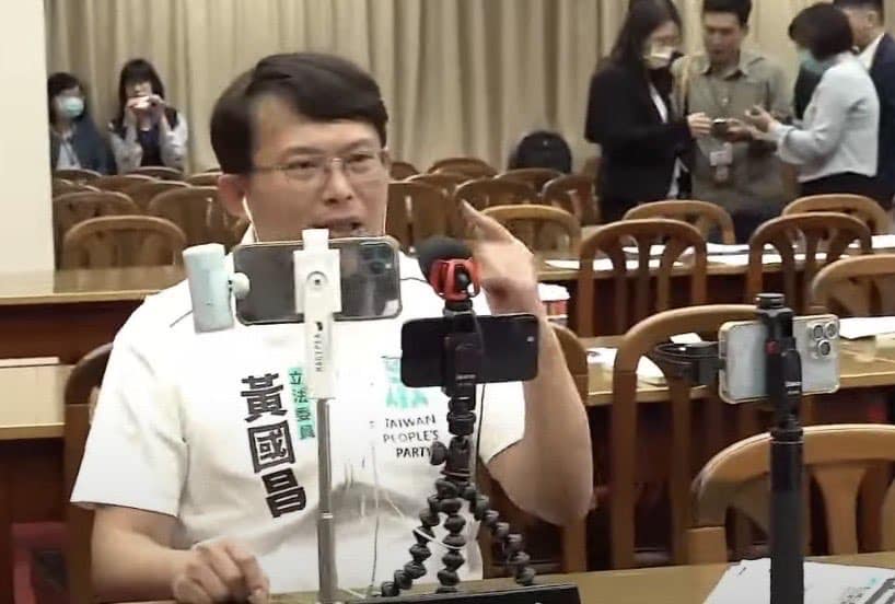 國民黨今日強行將藍版財劃法送出委員會，白委黃珊珊表示不認同，但自家總召卻在期間開直播護航。 圖：翻攝自沈伯洋臉書