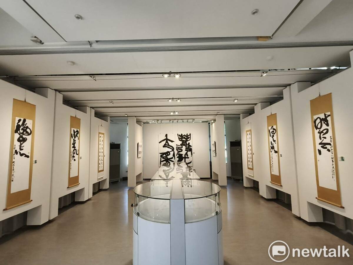 「且徐行—於同生知命書藝展」分成「獎賽鴻爪」、「書齋雅風」、「展廳振翅」、「陳酒新壺」四個部分，呈現於同生歷年來的書風變化以及多樣性的嘗試。綜合呈現他不同時期的書法生命歷程，除了對學古做階段性的總結，亦對未來的新局邁起腳步。 圖：黃博郎／攝