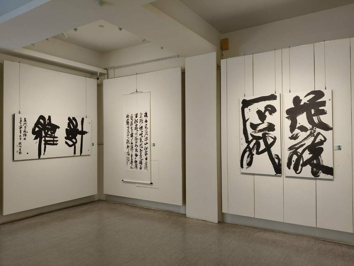「且徐行—於同生知命書藝展」分成「獎賽鴻爪」、「書齋雅風」、「展廳振翅」、「陳酒新壺」四個部分，呈現於同生歷年來的書風變化以及多樣性的嘗試。綜合呈現他不同時期的書法生命歷程，除了對學古做階段性的總結，亦對未來的新局邁起腳步。 圖：黃博郎／攝
