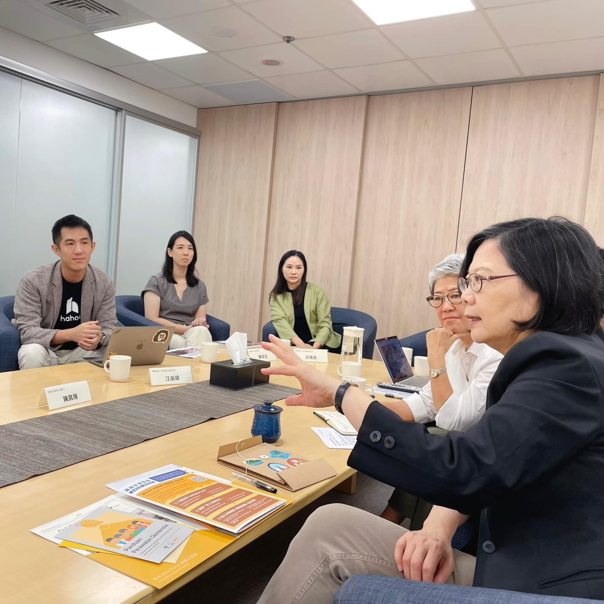 前總統蔡英文對談新創產業年輕人。 圖：翻攝自蔡英文臉書