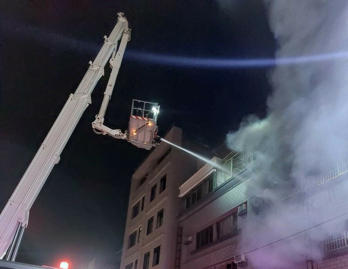 高雄市三民區火警，雲梯車升空協助尋找受困民眾。 圖：高雄市消防局提供