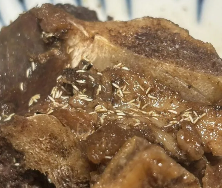 台南「王家燻羊肉」被指冷凍羊肉有蛆，老闆王錦泰經勸說後態度軟化，表示將專注生意。 圖：翻攝自爆料公社