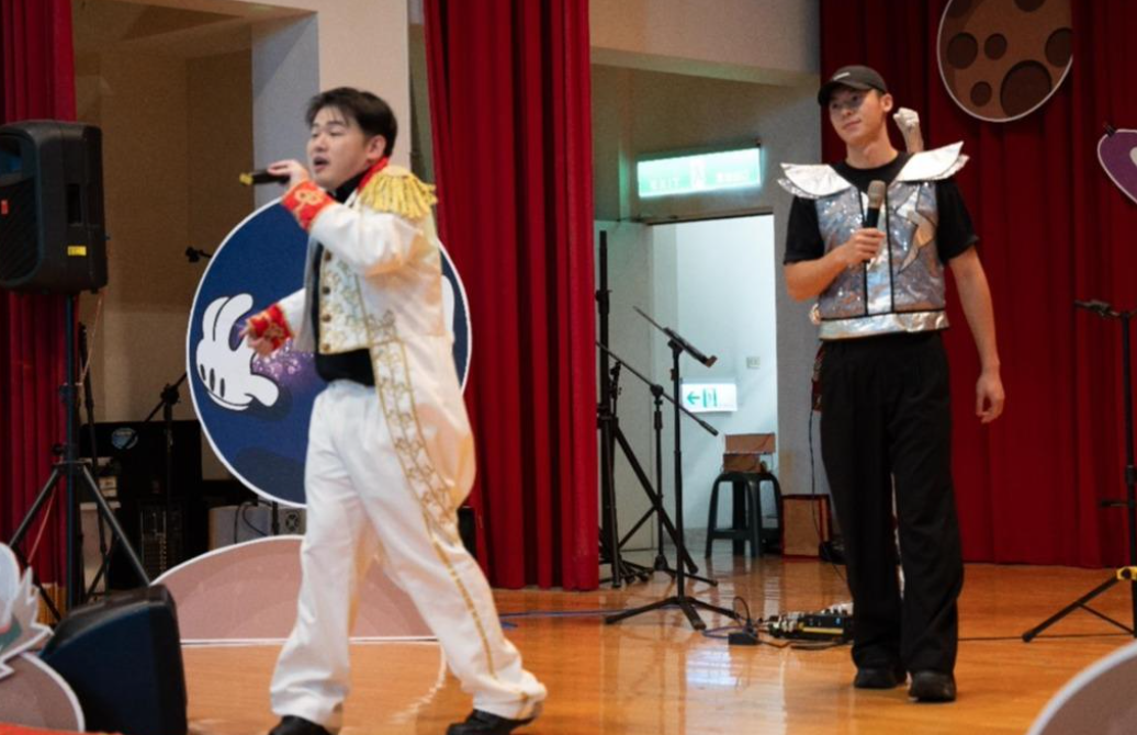昨(6)日許光漢（右）前往南投啟智教養院表演，這也是他入伍後首度登台。 圖：翻攝自內政部官網