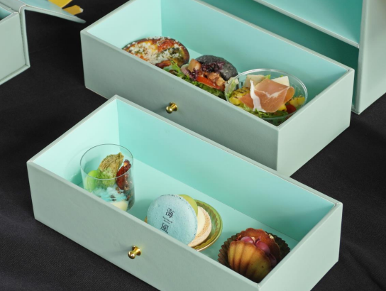 台鐵公司與新竹在地法式甜點品牌「MANO MANO」合作的甜點餐盒。 圖：台灣鐵路公司／提供