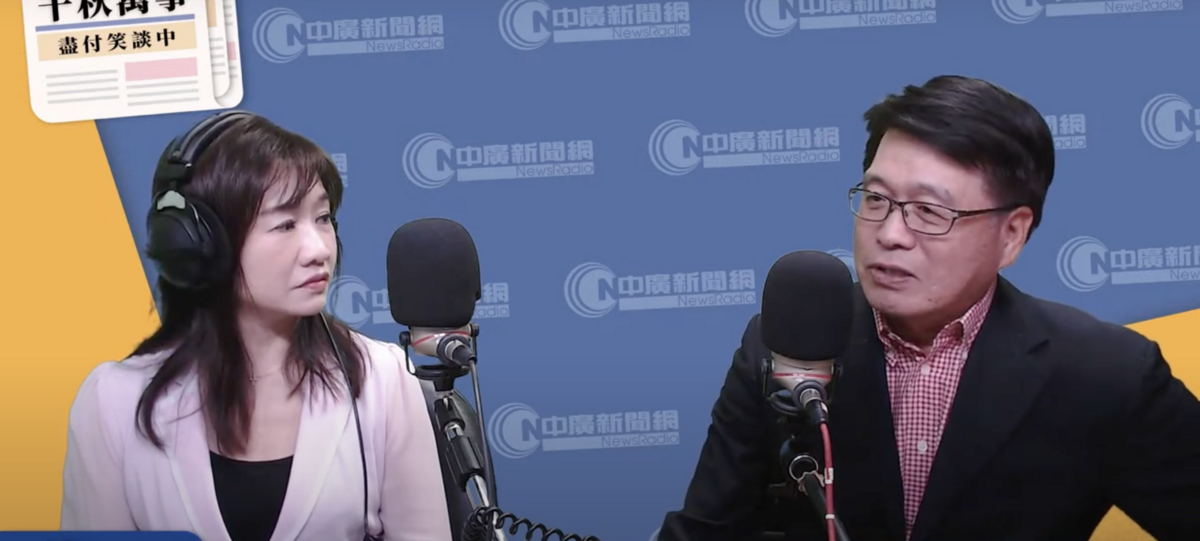 台灣民意基金會董事長游盈隆（右）今日受訪時表示，台灣應正向看待川普向台灣收「保護費」。 圖：取自中廣「千秋萬世」節目直播