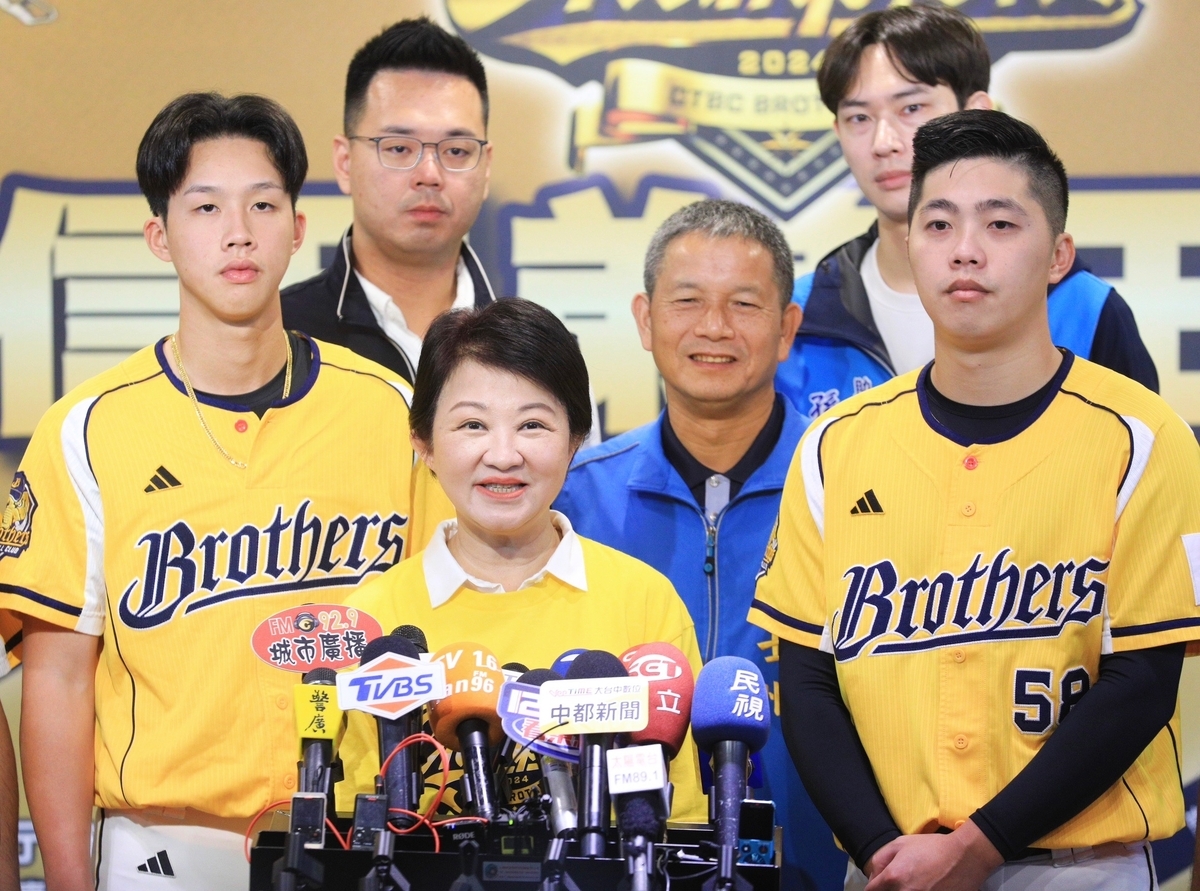 盧秀燕主持中信兄弟封王遊行記者會，順道恭嘉川普當選美國總統。 圖：台中市政府/提供